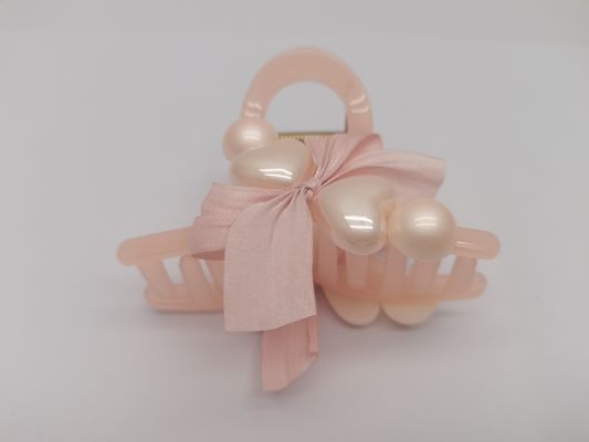 Peinado rosa dulce con garras de pelo usado diariamente por mujeres