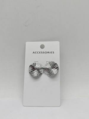 Los pendientes de metal floral versátiles para mujeres son elegantes y prácticos