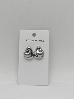 Los pendientes de metal duraderos y versátiles en una variedad de colores para todos los estilos