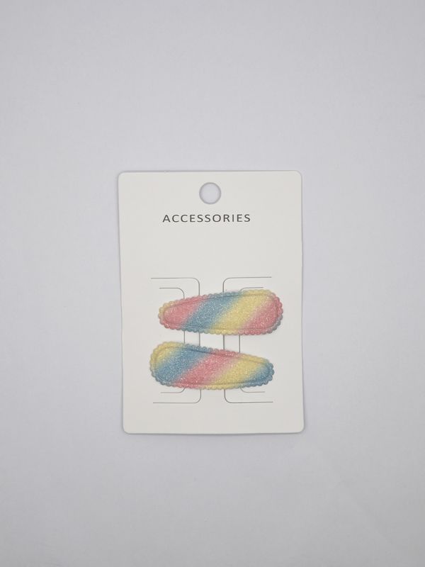Adorables chicas con clips de pelo de colores y correas para la cabeza