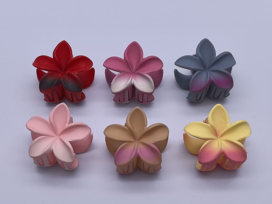 Las garras de pelo de flores Chic y versátil Accesorio de pelo de flores para cualquier ocasión
