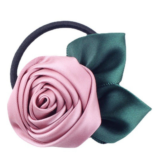 Corbatas florales con diferentes diseños y colores para mujeres