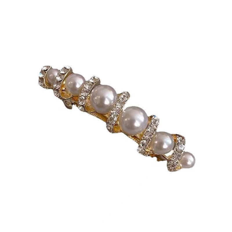 Los clips dorados para el cabello de acabado mate son el accesorio ideal para cualquier ocasión