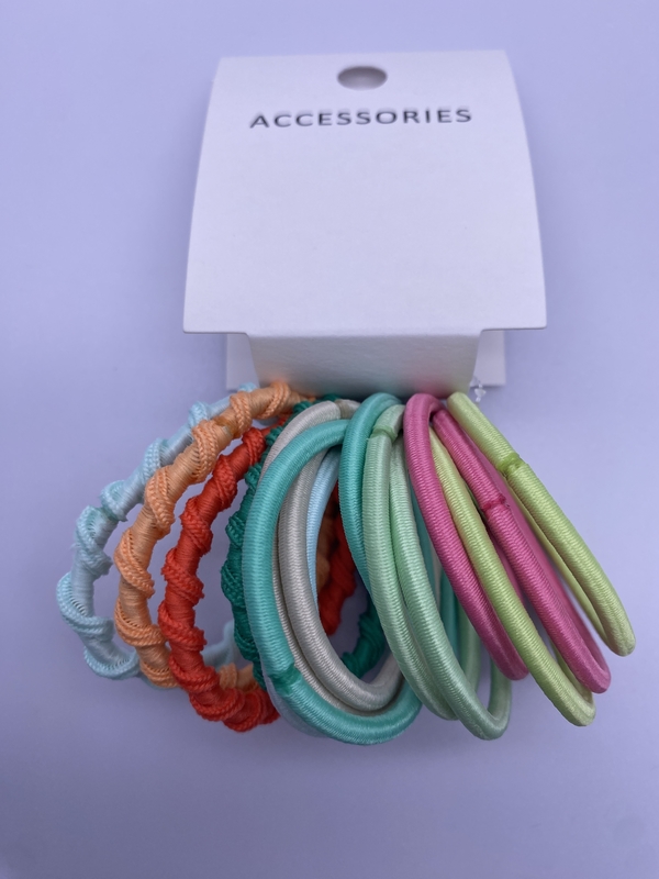 Corbatas de pelo de colores en diferentes estilos perfectas para múltiples ocasiones